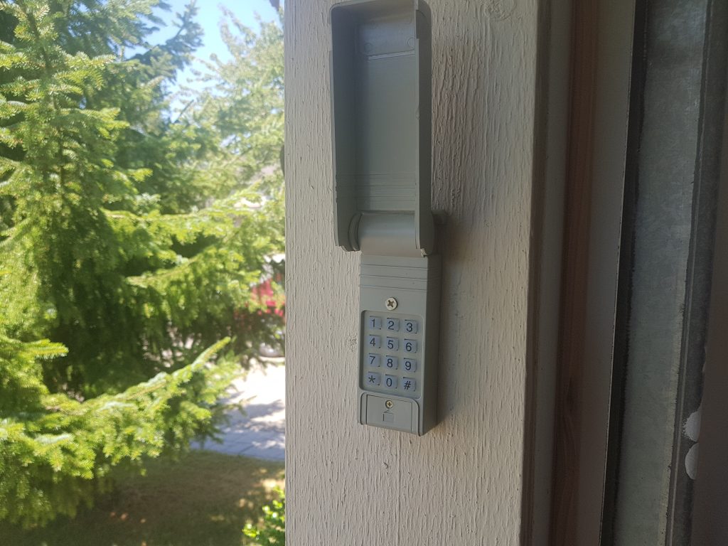Old keypad before replacement with new modern keypad
